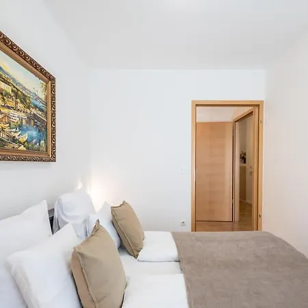 Homey With Ac And Balcony *