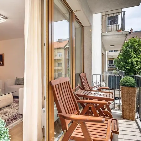 Homey With Ac And Balcony 부다페스트