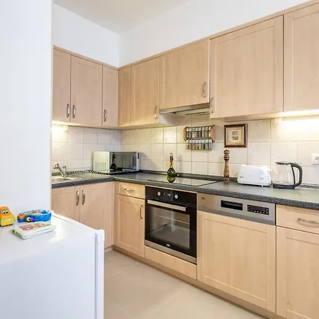Homey With Ac And Balcony 아파트