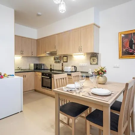Homey With Ac And Balcony * 부다페스트