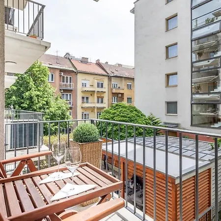 Homey With Ac And Balcony 아파트